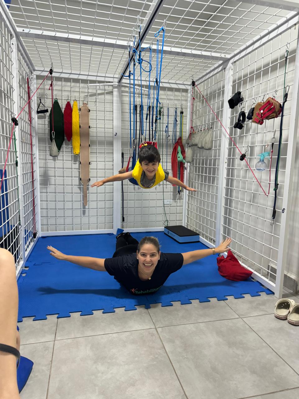 Pacientes em exercícios diferentes na mesma área de atendimento da clínica