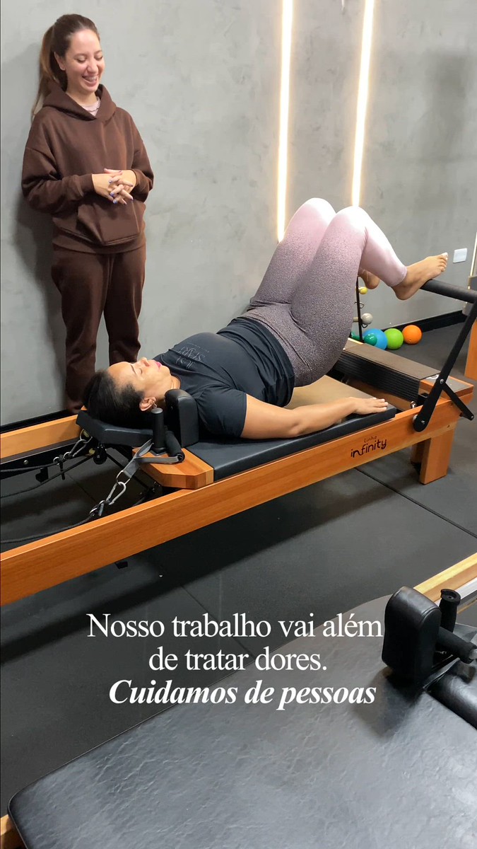 Exercício no aparelho reformer de pilates