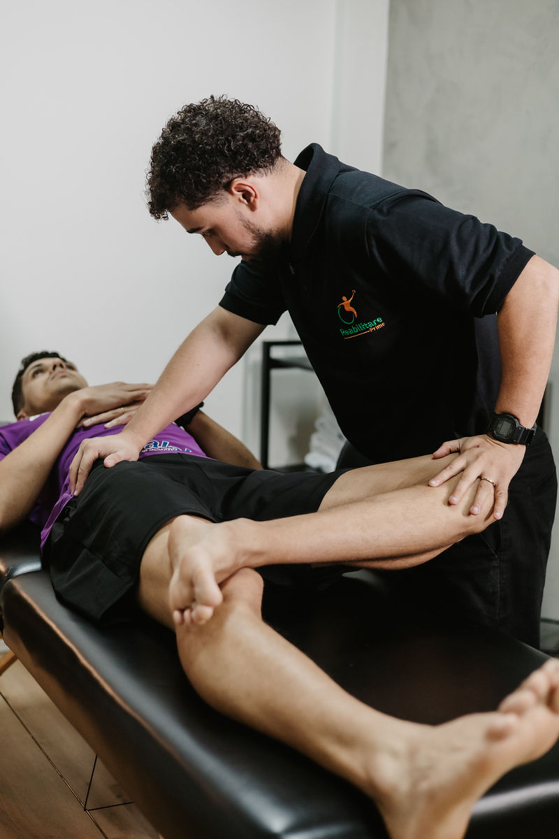 Fisioterapeuta aplicando técnica manual na coluna