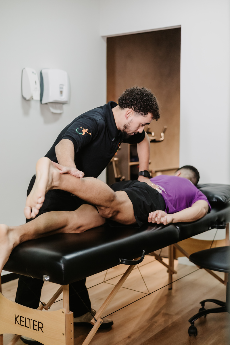 Fisioterapeuta realizando mobilização da coluna lombar